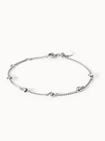 Silbernes Armband mit funkelnden Details, elegant und zeitlos, von PURELEI.