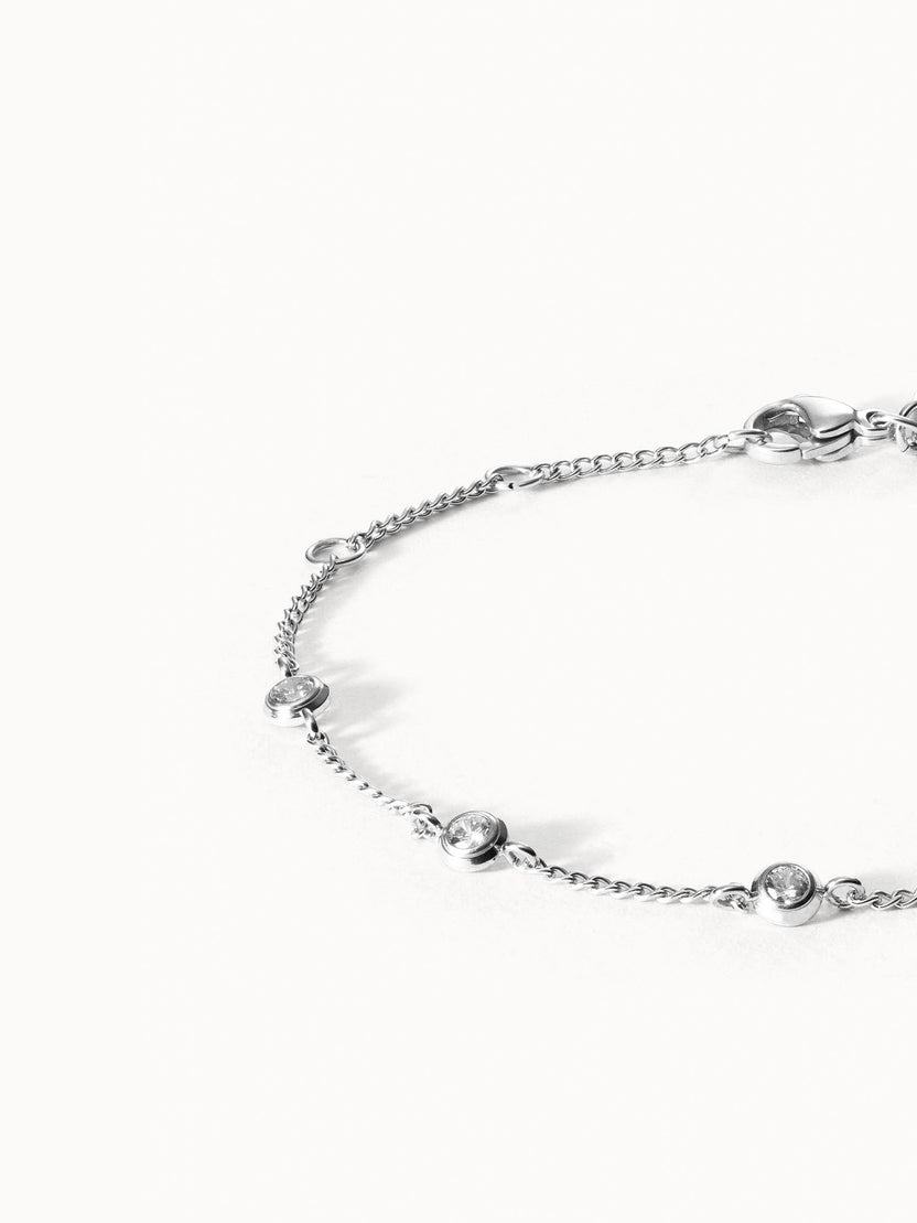 Silbernes Armband mit funkelnden Details, elegant und zeitlos, von PURELEI.