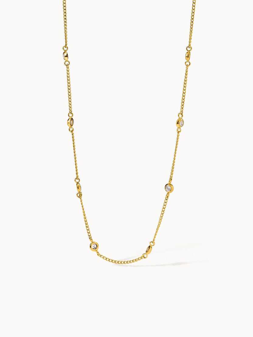 Goldene Kette mit funkelnden Details von PURELEI, elegant und feminin.