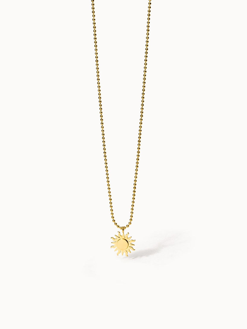 Goldene PURELEI Kette mit Sonnenanhänger, strahlt Wärme und Lebensfreude aus.
