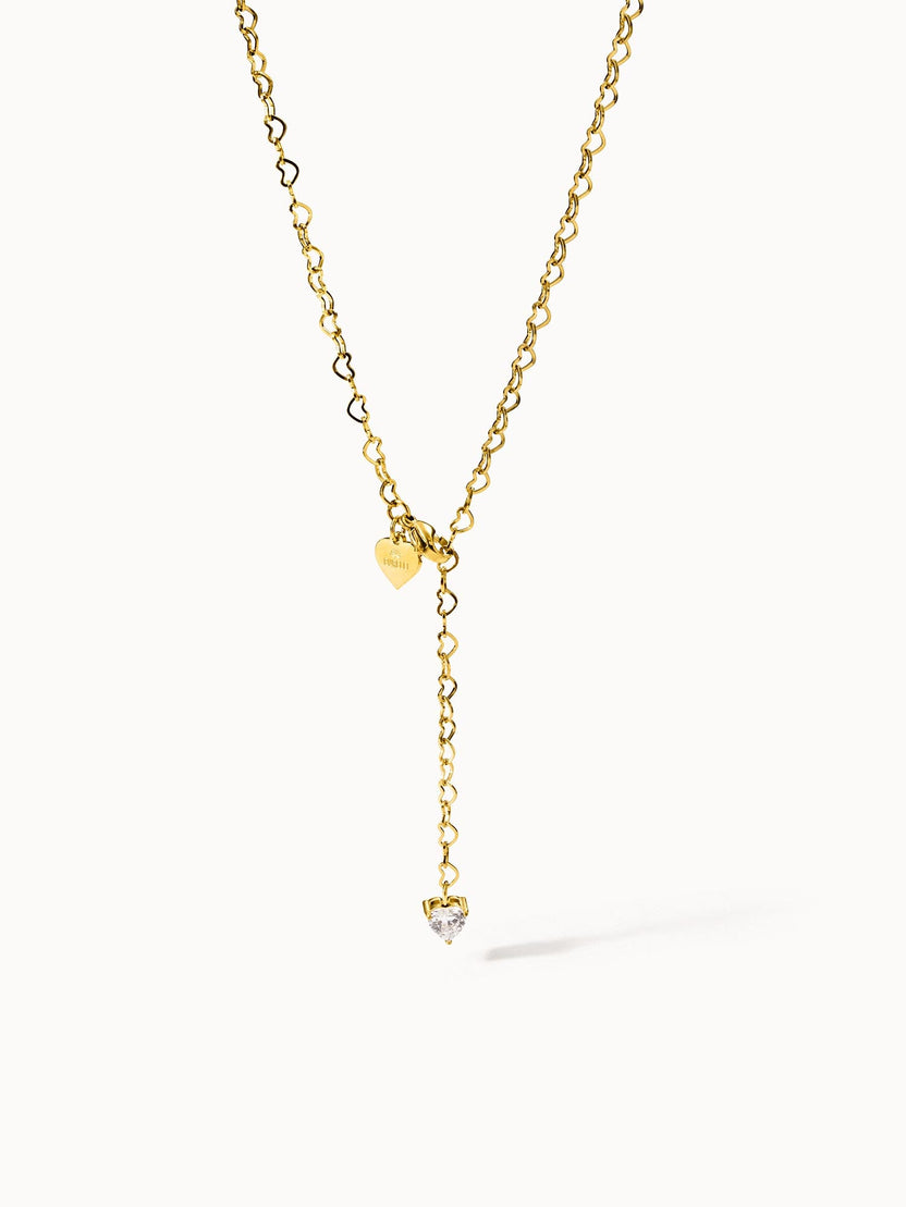 Goldene Kette mit Herzanhänger und funkelndem Stein, PURELEI, elegant und feminin.