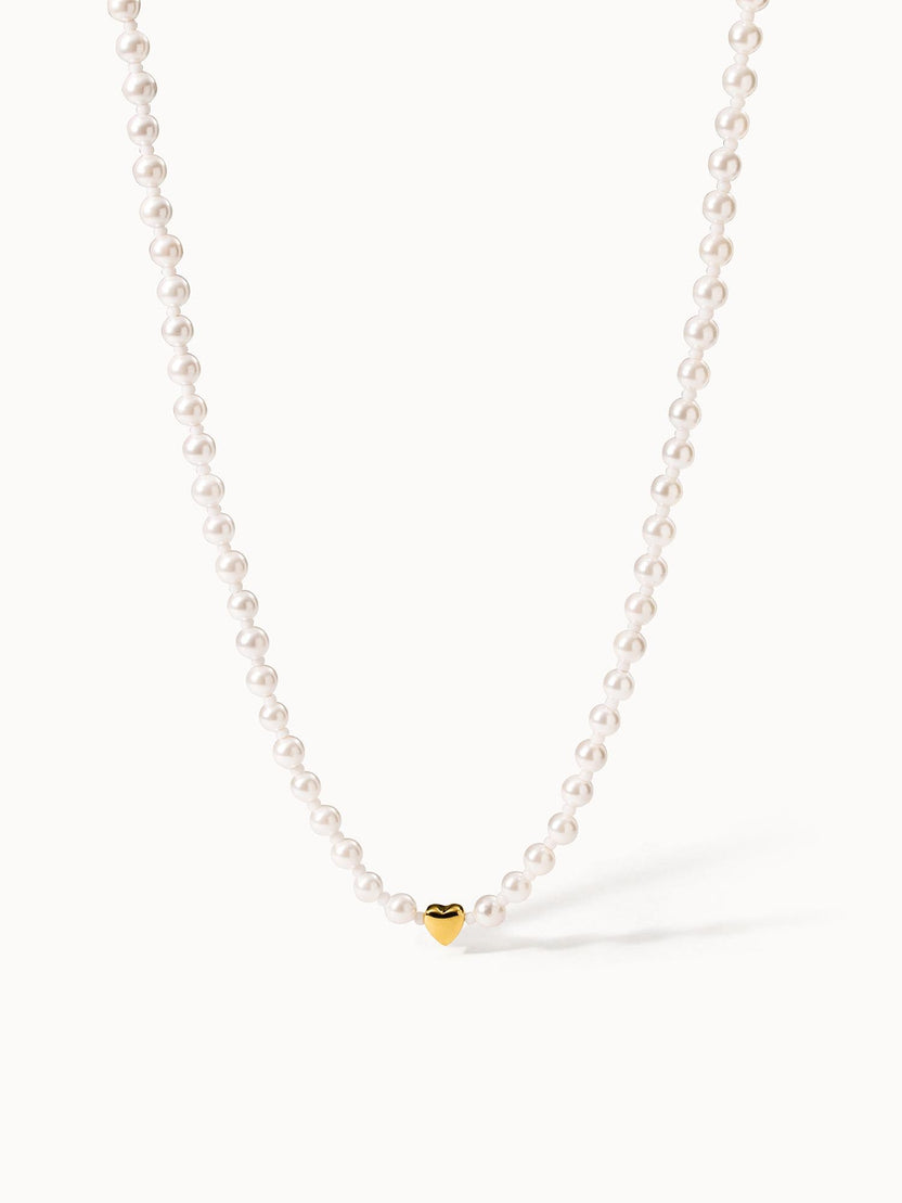 Perlenkette mit goldenem Herzanhänger von PURELEI, elegant und feminin.