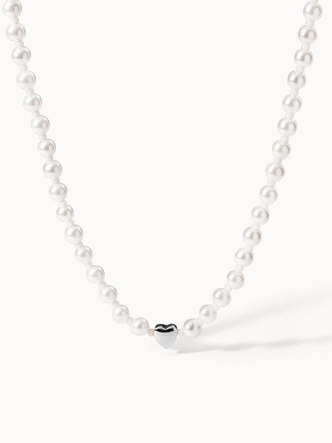 Perlenkette mit Herzanhänger in Silber und Weiß von PURELEI, elegant und feminin.