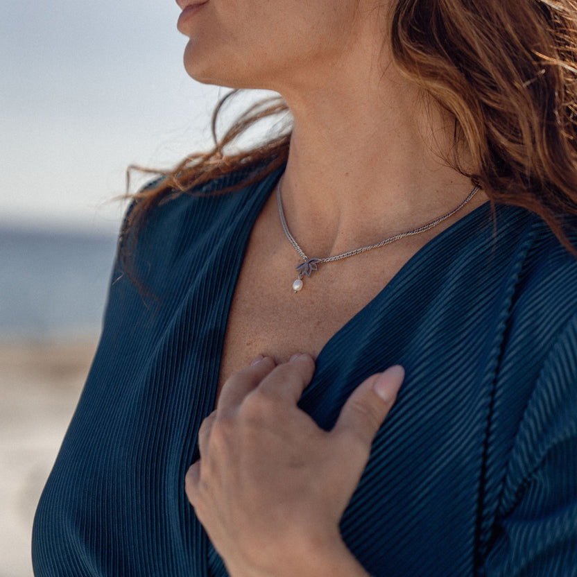 Silberne Kette mit Muschel-Anhänger, getragen am Hals, PURELEI inspiriert.