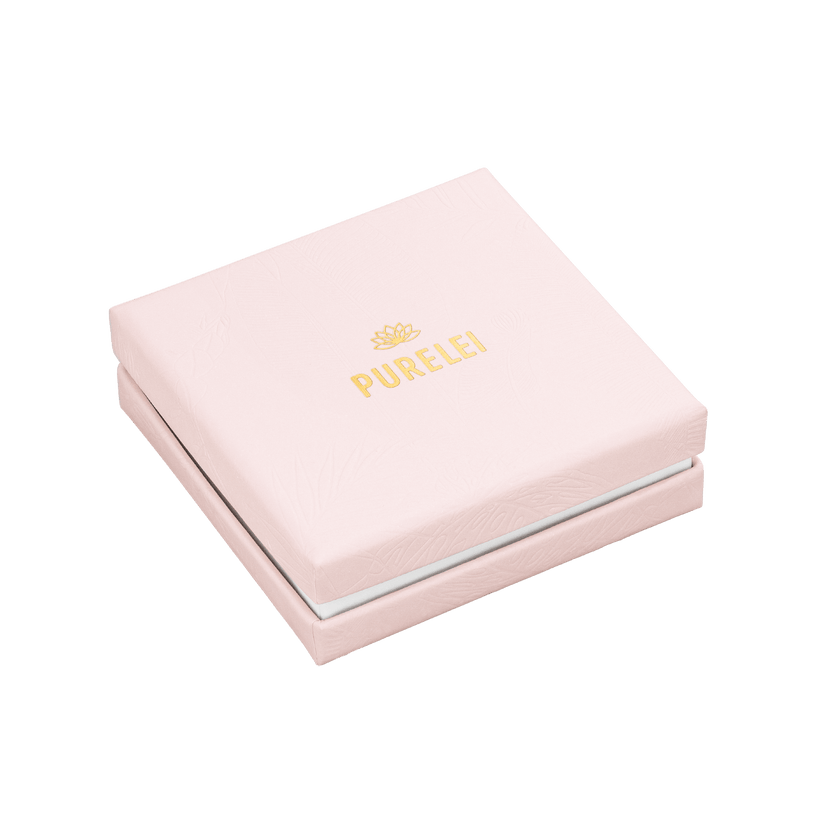 PURELEI Schmuckbox in zartem Rosé mit goldfarbenem Logo, elegant und feminin verpackt für das Akala Fusskettchen.