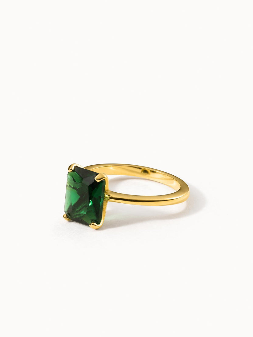 Goldring mit grünem, facettiertem Stein von PURELEI, elegant und modern.