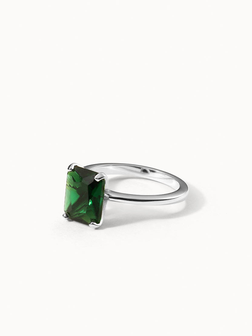 Eleganter Ring mit grünem Stein und silberner Fassung von PURELEI, modern und feminin.