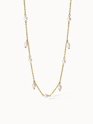 Goldene Kette mit Perlen von PURELEI, elegant und feminin.