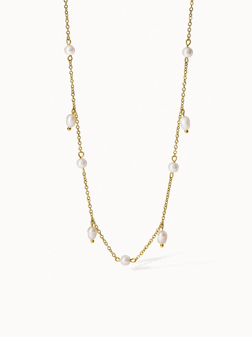 Goldene Kette mit Perlen von PURELEI, elegant und feminin.