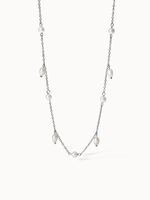 Silberne Kette mit Perlen von PURELEI, elegant und feminin.