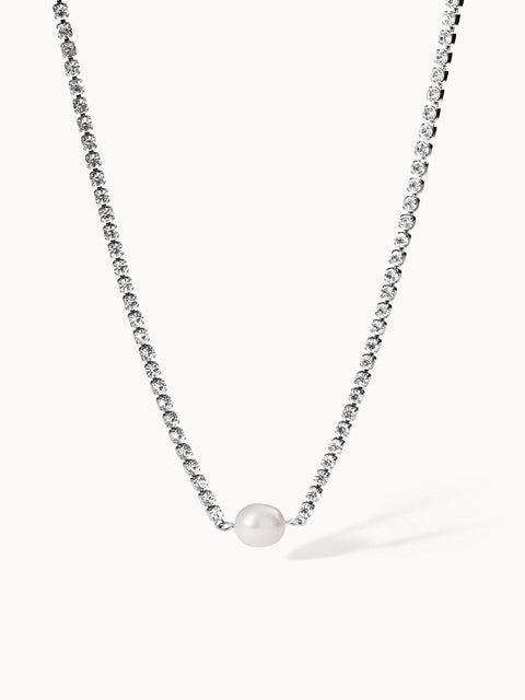 Silberne Kette mit funkelnden Steinen und einer Perle, elegant und feminin – PURELEI.