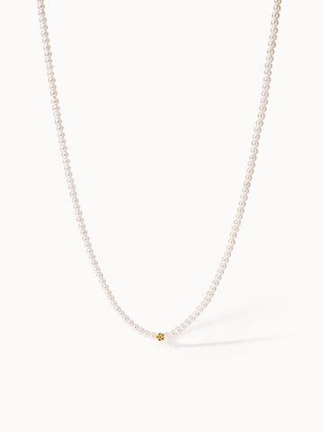 Perlenkette mit goldenem Detail, elegant und feminin, von PURELEI.
