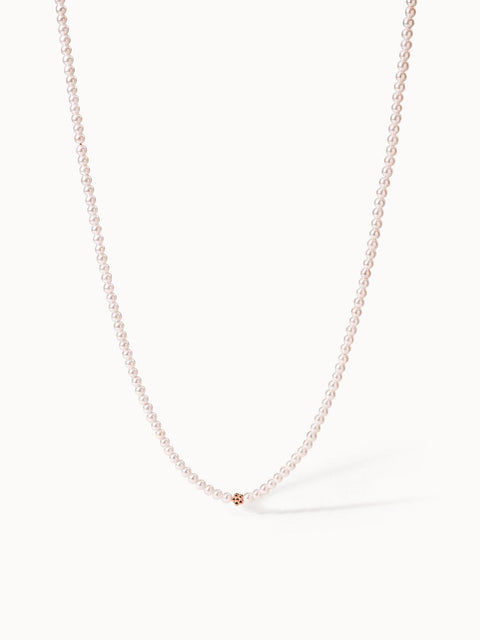 Zarte, roséfarbene Perlenkette mit goldener Akzentperle von PURELEI, elegant und feminin.