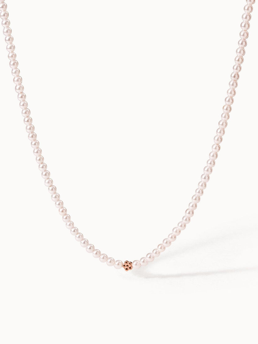 Zarte Perlenkette mit roségoldener Akzentperle von PURELEI, elegant und feminin.