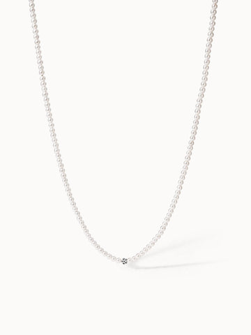 Perlenkette in Weiß mit zartem Design, PURELEI – elegant und zeitlos.