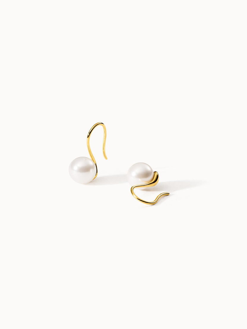Goldene Ohrringe mit weißen Perlen, elegant und modern, von PURELEI.