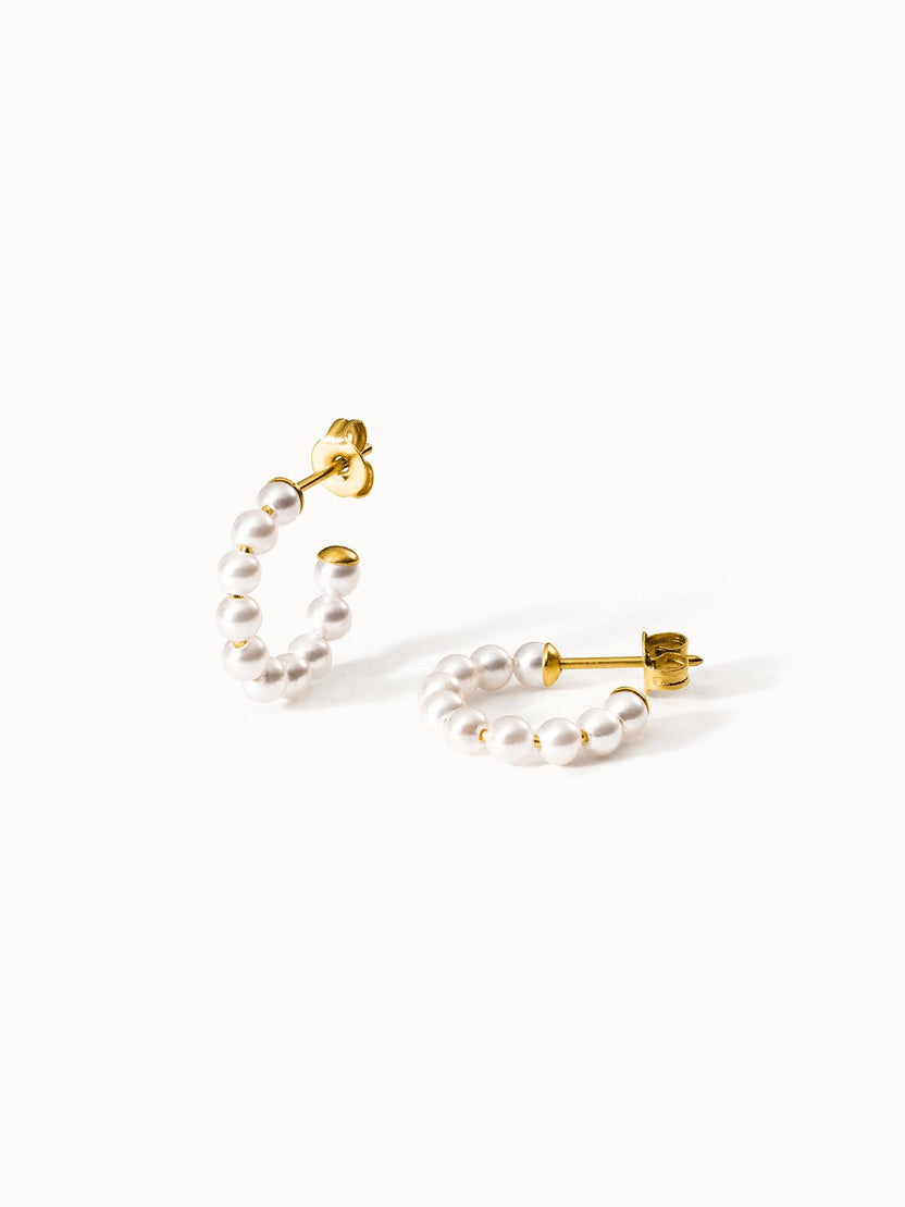 Goldene Creolen mit weißen Perlen von PURELEI, elegant und feminin.