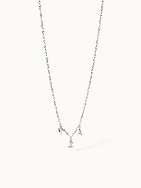 Silberne Kette mit Buchstabenanhängern, elegant und modern, von PURELEI.