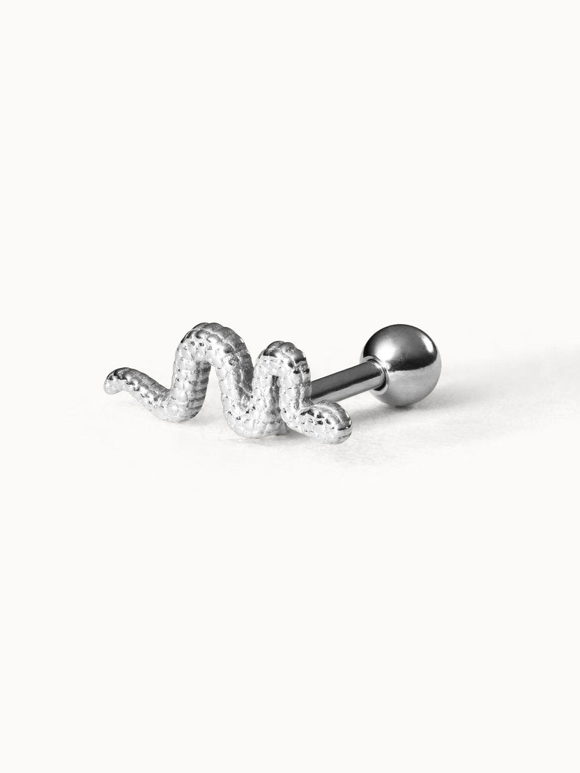 Silberner Ohrstecker in Schlangenform von PURELEI, modern und elegant.