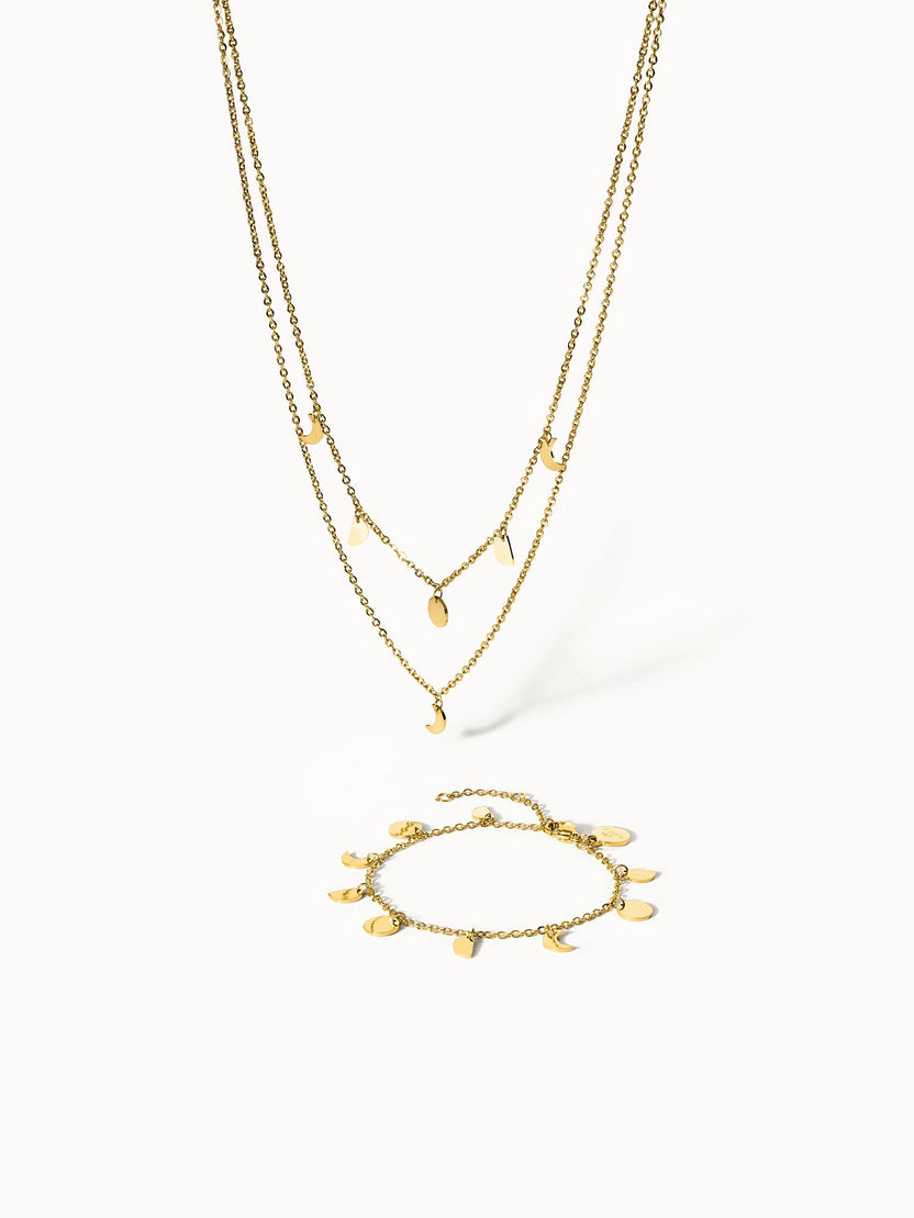 Goldene Kette und Armband mit tropischen Anhängern von PURELEI, elegant und verspielt.