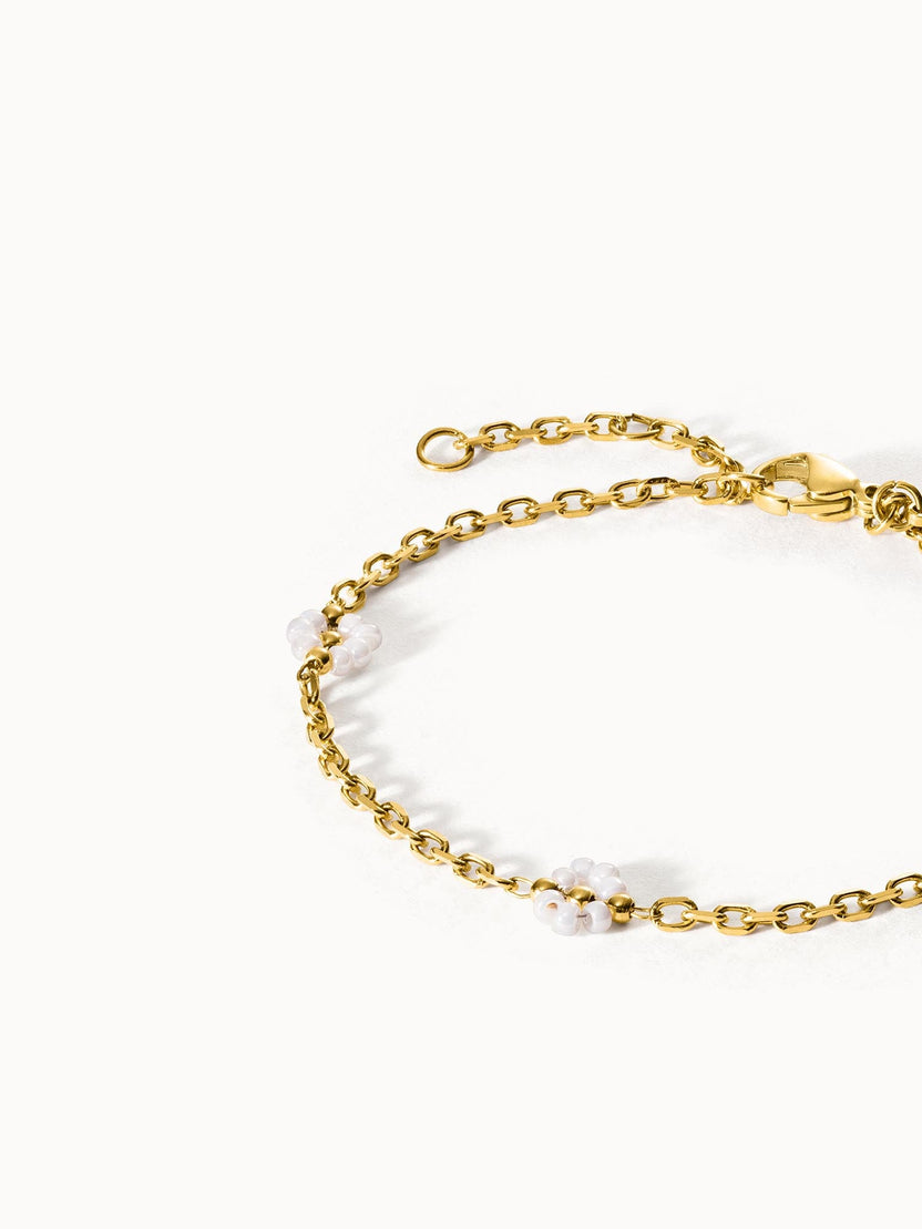 Goldenes Armband mit weißen Perlen, elegant und feminin, von PURELEI.
