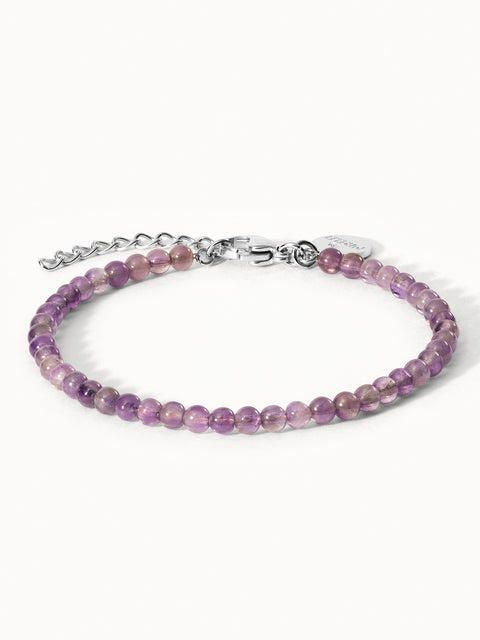 Amethyst Armband von PURELEI mit nickelfreiem Edelstahlverschluss, zarten violetten Perlen, elegant und feminin.