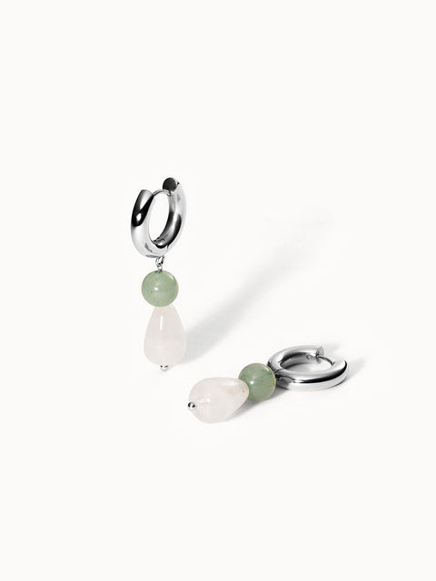 Silberne Creolen mit rosa und grünen Edelsteinen von PURELEI, elegant und modern.