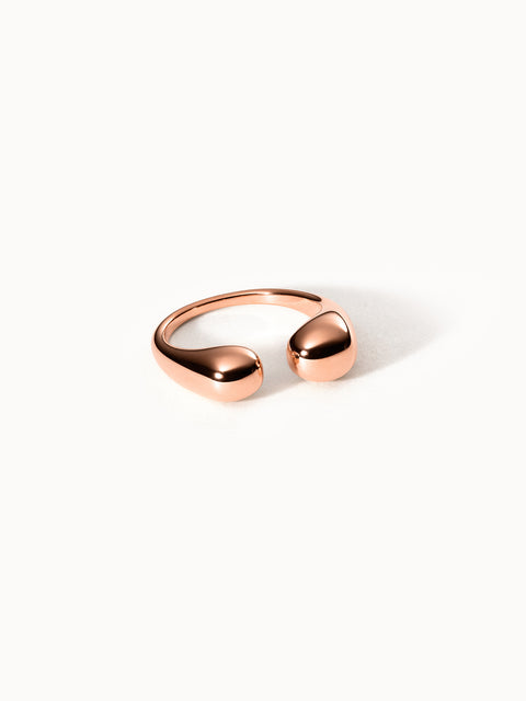 Roségoldener Ring mit geschwungenem Design von PURELEI, elegant und modern.