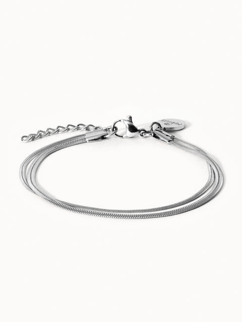 Silbernes Armband mit feinen Kettensträngen, elegant und modern, von PURELEI.