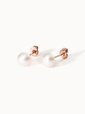Roségoldene Ohrstecker mit weißen Perlen von PURELEI, elegant und feminin.