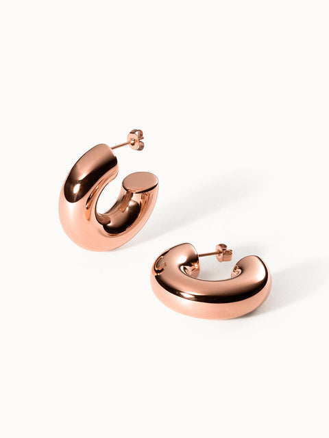 Roségoldene Creolen mit geschwungenem Design von PURELEI, elegant und modern.