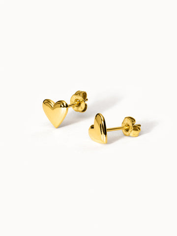 Goldene Herz-Ohrringe von PURELEI, glänzend und verspielt, für einen femininen Look.