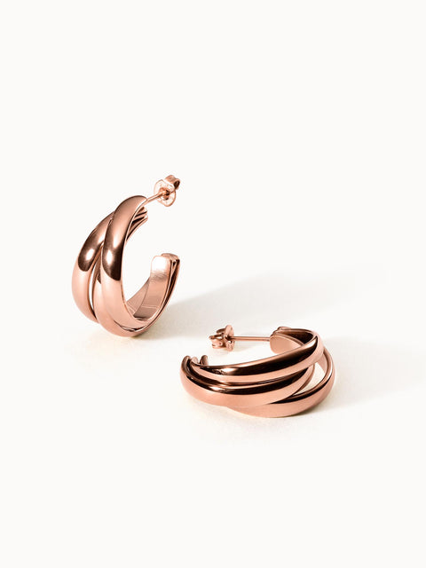 Roségoldene Creolen mit geschwungenem Design von PURELEI, elegant und modern.