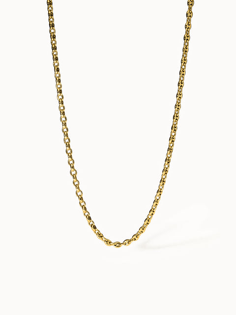 PURELEI Atlas Kette in 18K Gold, klare Schiffsankerform, elegant minimalistisch vor hellem, cleanem Hintergrund.