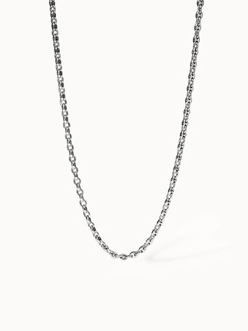 Silberne Kette mit glänzenden Gliedern, elegant und modern, von PURELEI.