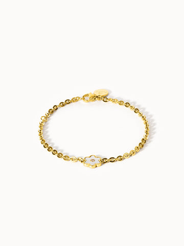 Goldenes Armband mit blütenförmigem Anhänger und funkelndem Detail von PURELEI.