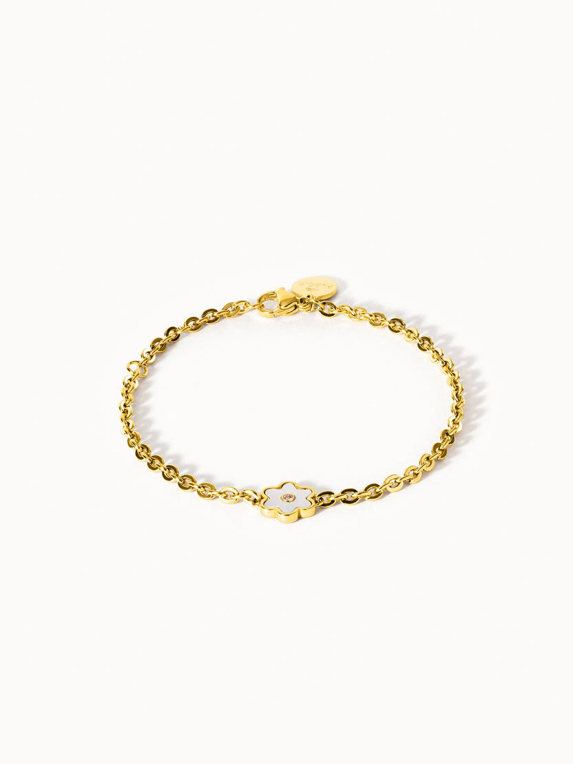 Goldenes Armband mit blütenförmigem Anhänger und funkelndem Detail von PURELEI.