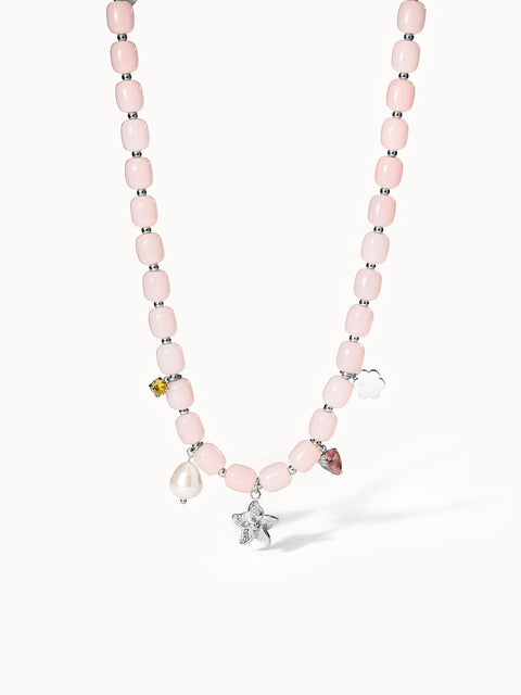 Zarte, rosa Perlenkette mit silbernen Anhängern von PURELEI, inspiriert von tropischer Eleganz.