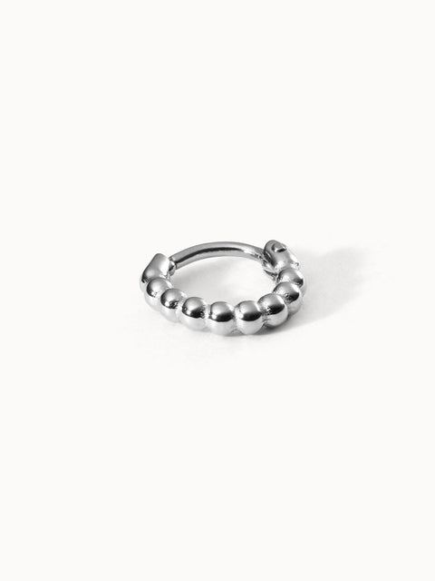 Silberner Creolenring mit glänzenden Perlen von PURELEI, elegant und modern.