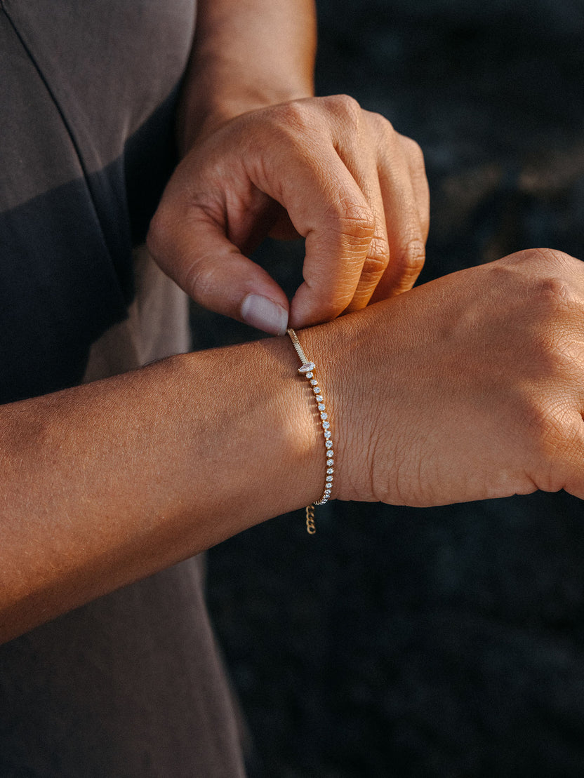 {"color":"Gold"}