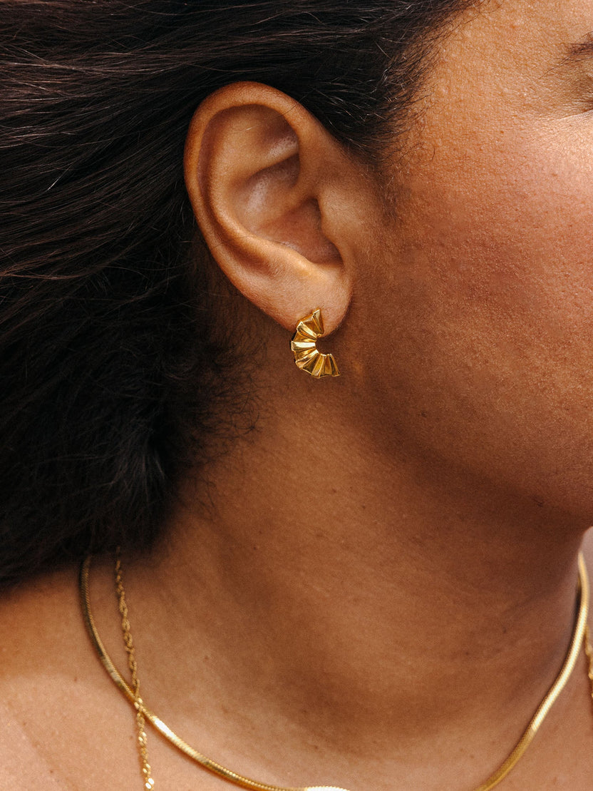 {"color":"Gold"}