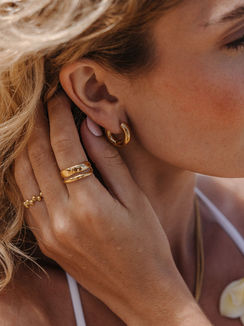 {"color":"Gold"}
