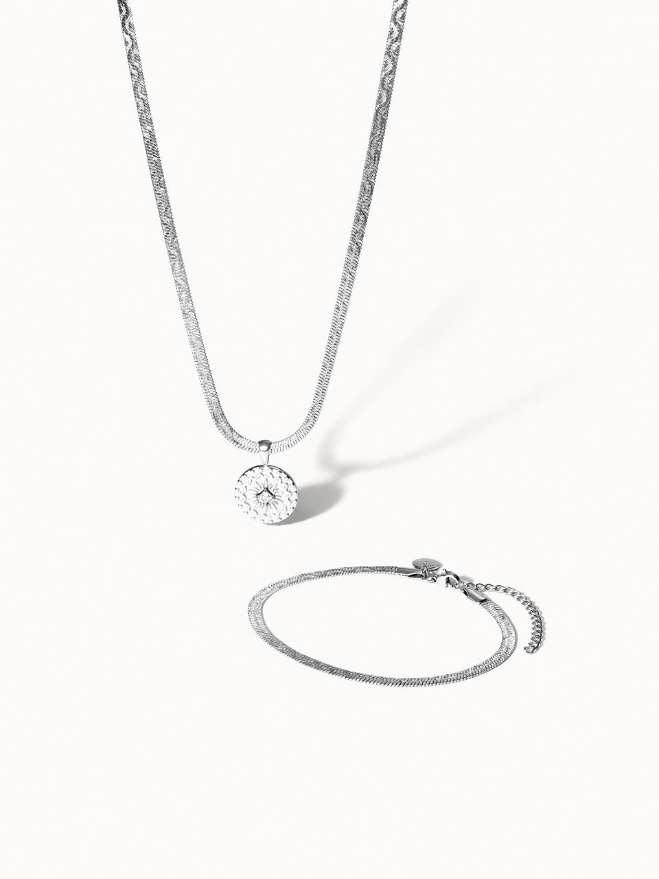 Silberne Kette mit Anhänger und passendem Armband von PURELEI, elegant und modern.