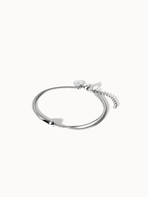 PURELEI Mahina Club Dewdrop Armband aus silbernem Edelstahl mit Tropfenanhänger, elegant und zeitlos minimalistisch.