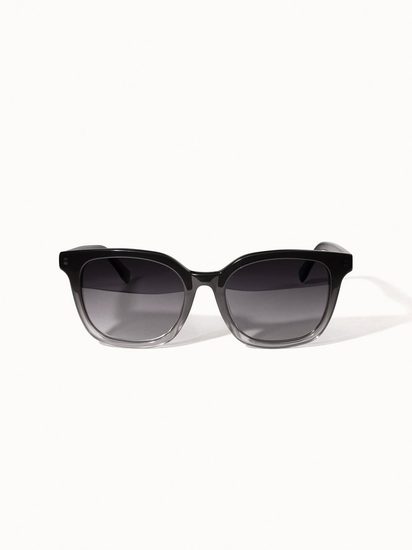 Into The Blue Sonnenbrille von PURELEI, grau-ombre Acetat mit dunklen Nylon-Gläsern, rechteckig, elegant und modern.
