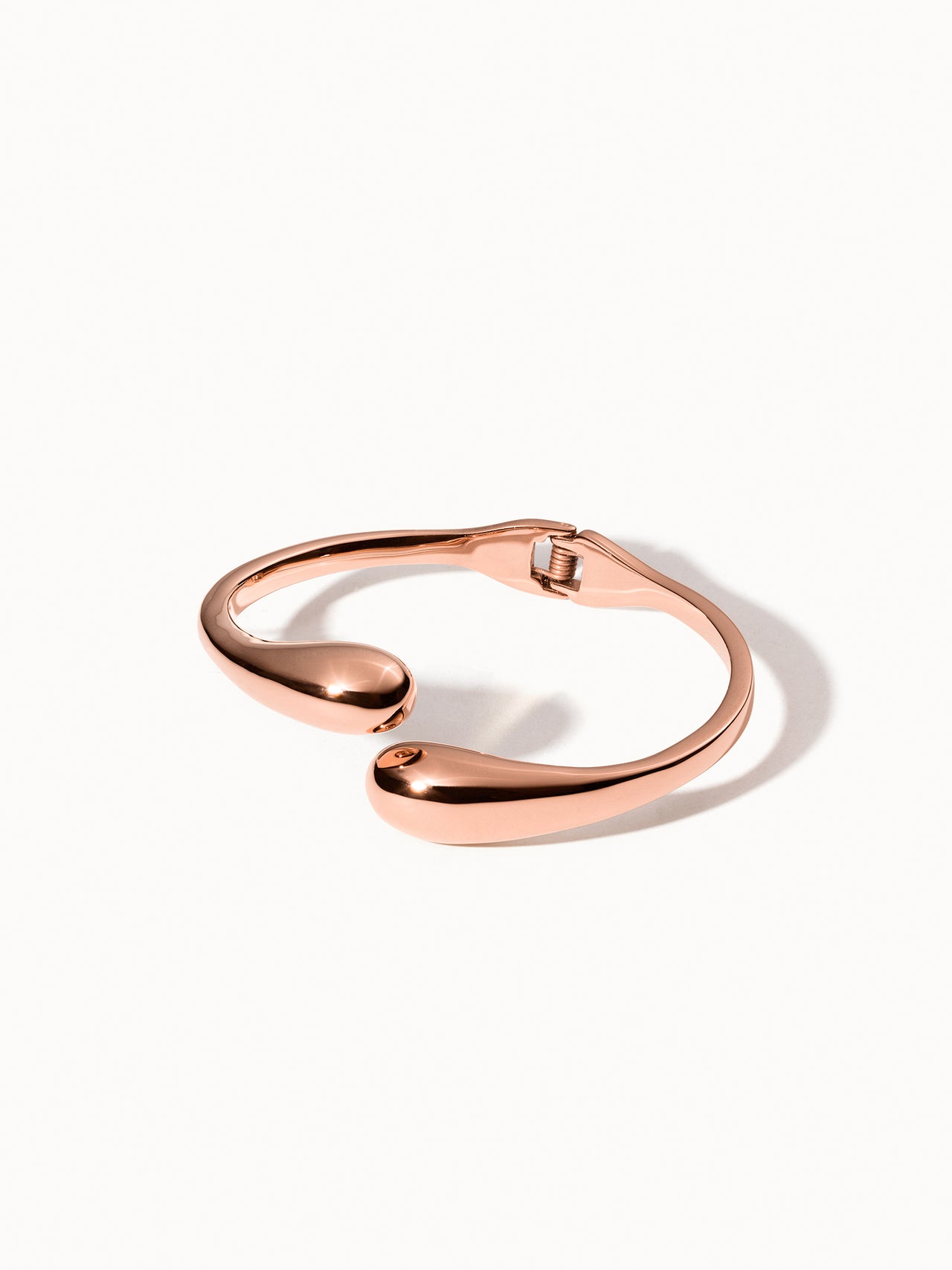 PURELEI Ohui Armcuff in Roségold, eleganter, nickelfreier Schmuck mit fließender Form, minimalistisch und zeitlos.