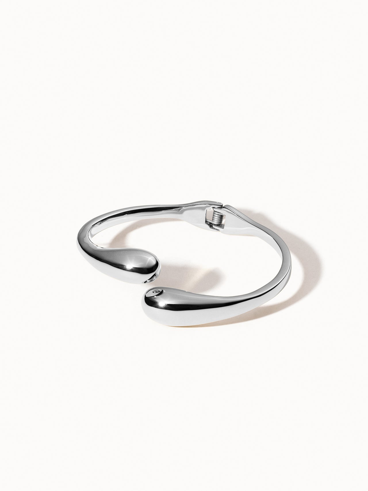 PURELEI Ohui Armcuff in glänzendem Silber, minimalistisch und elegant, nickelfrei für zeitlose Femininität.