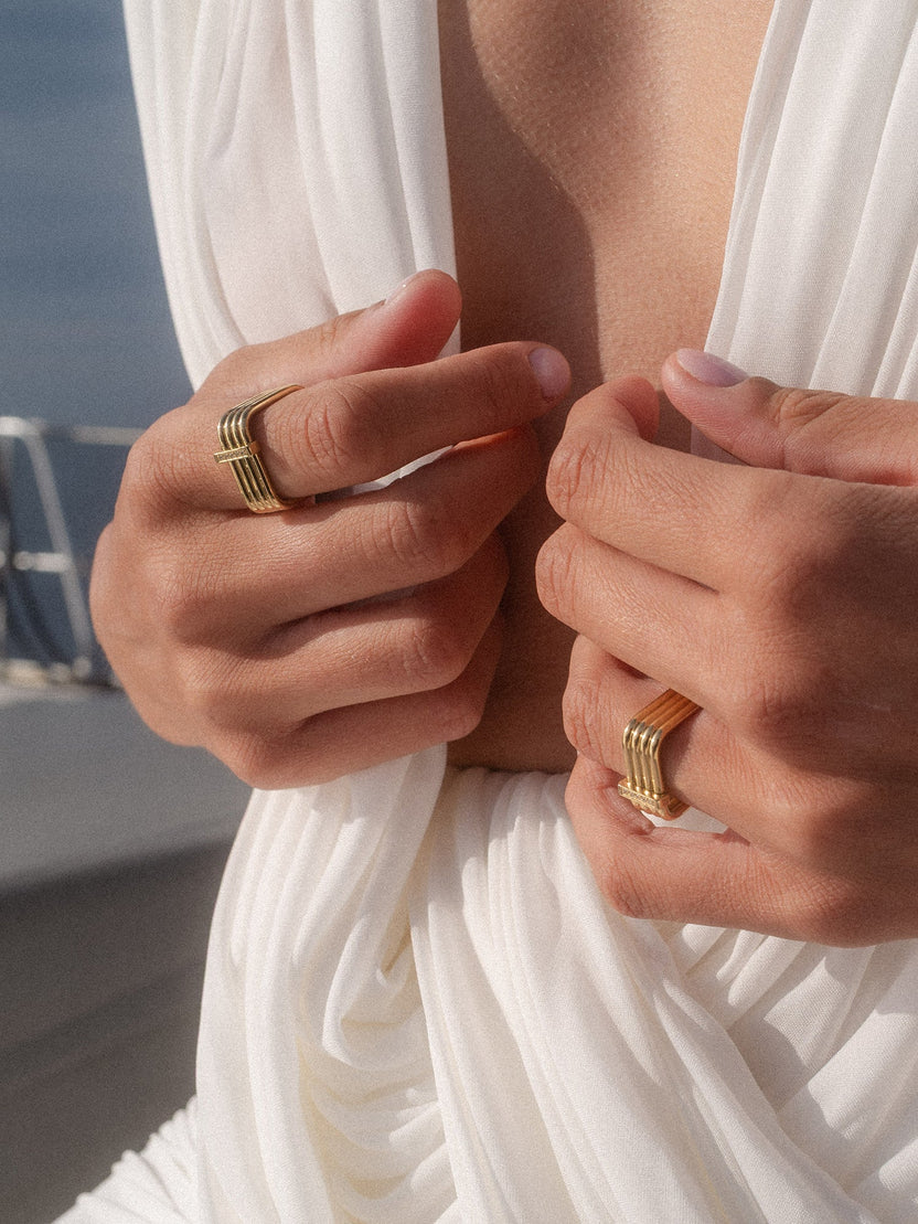 {"color":"Gold"}