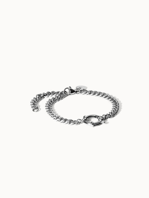 Bold Charm Armband aus nickelfreiem Silber mit großer Panzerkette und Charm-Verschluss, elegant auf hellem Hintergrund.