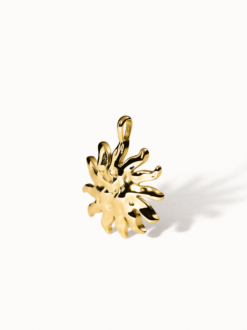 PURELEI Iconic Sun Charm Anhänger aus goldfarbenem Edelstahl mit strukturierter, sonniger Oberfläche, elegant und zeitlos.